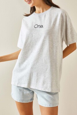 Gri Bisiklet Yaka Yazılı Oversize Tshirt 5YXK1-48703-03 - XHAN